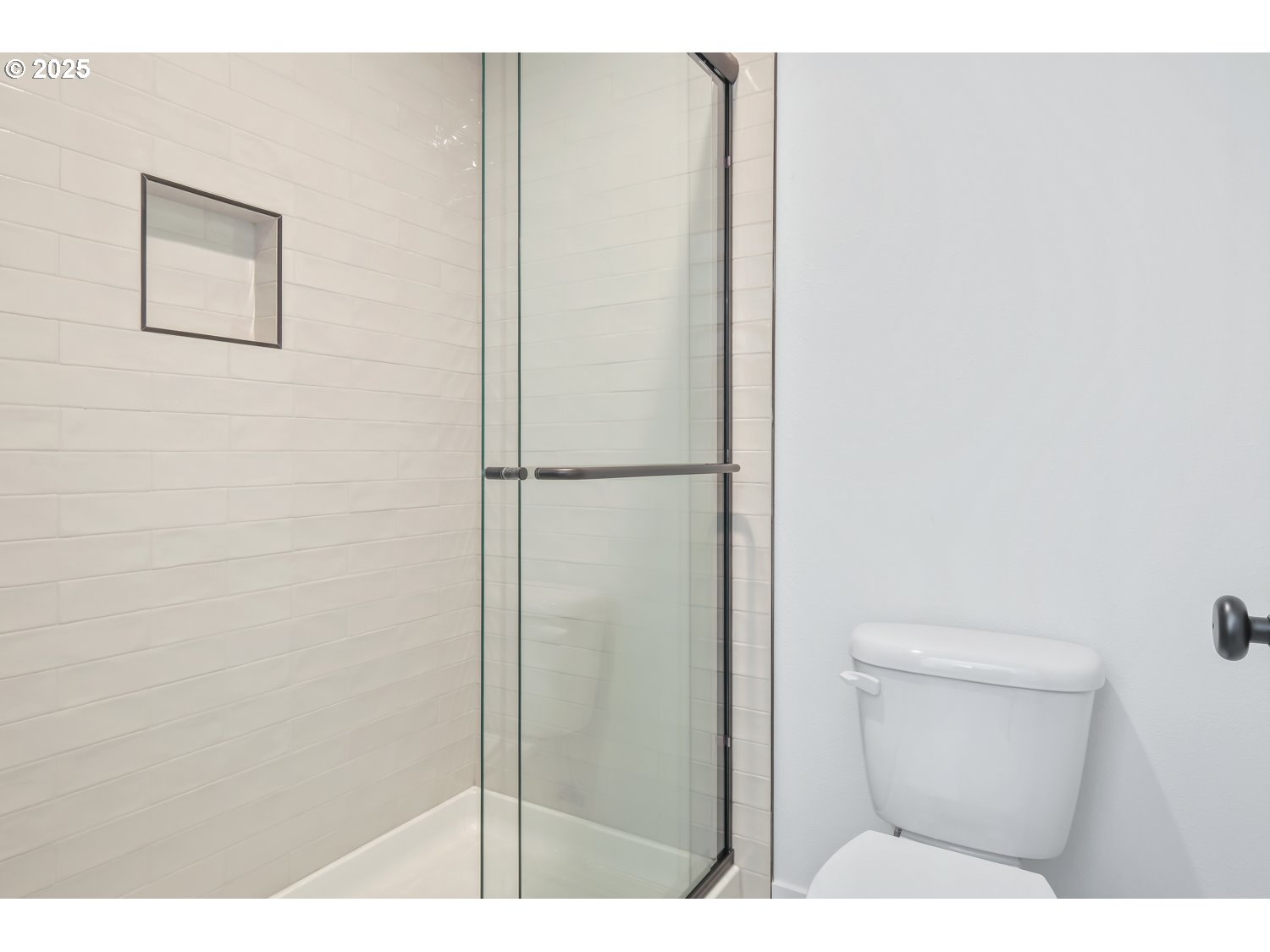 41900 Deschutes Avenue, Unit 81B Sandy, OR 97055 - Photo 23 of 33 a bathroom with a shower