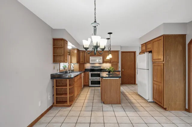 $689,900 | 2970 Western Avenue North, Roseville, MN 55113