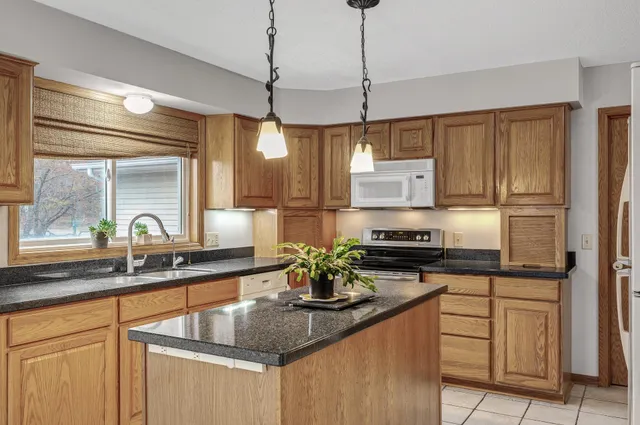 $689,900 | 2970 Western Avenue North, Roseville, MN 55113