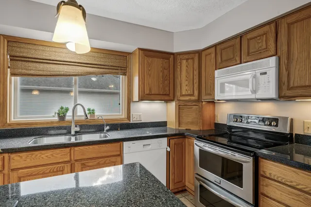 $689,900 | 2970 Western Avenue North, Roseville, MN 55113