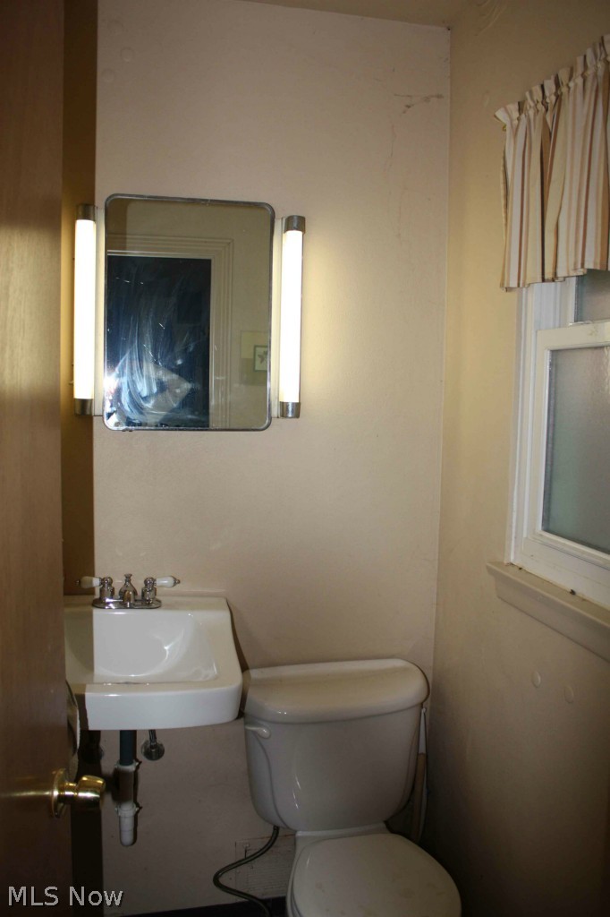 4735 Stoney Ridge Road Avon, OH 44011 - Photo 12 of 14 Convenient Powder Room.