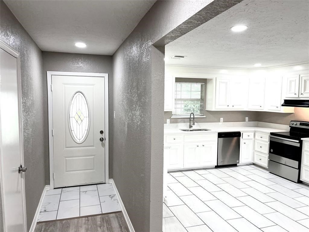 1604 Broken Arrow Street Baytown, TX 77521 - Photo 4 of 23