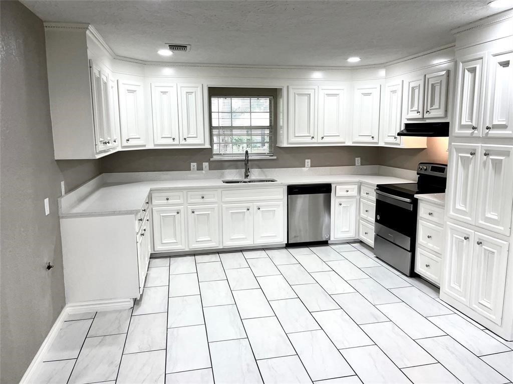1604 Broken Arrow Street Baytown, TX 77521 - Photo 5 of 23