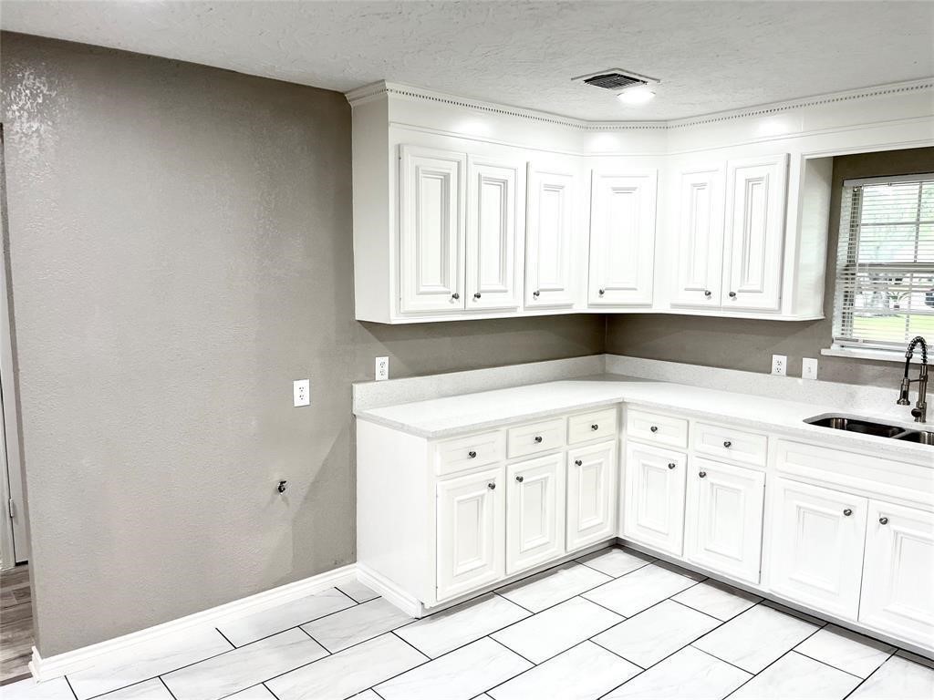 1604 Broken Arrow Street Baytown, TX 77521 - Photo 9 of 23