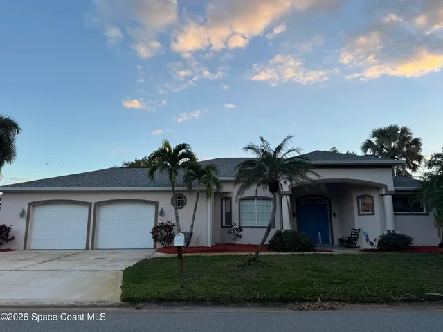 a view of a yard in front of a house