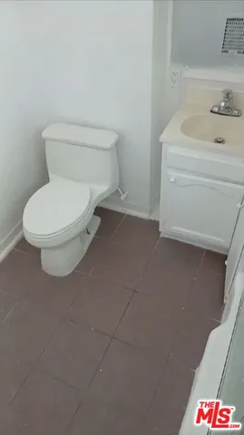 $2,000 | 4106 Rosewood Avenue, Unit 4110 1/2, Los Angeles, CA 90004