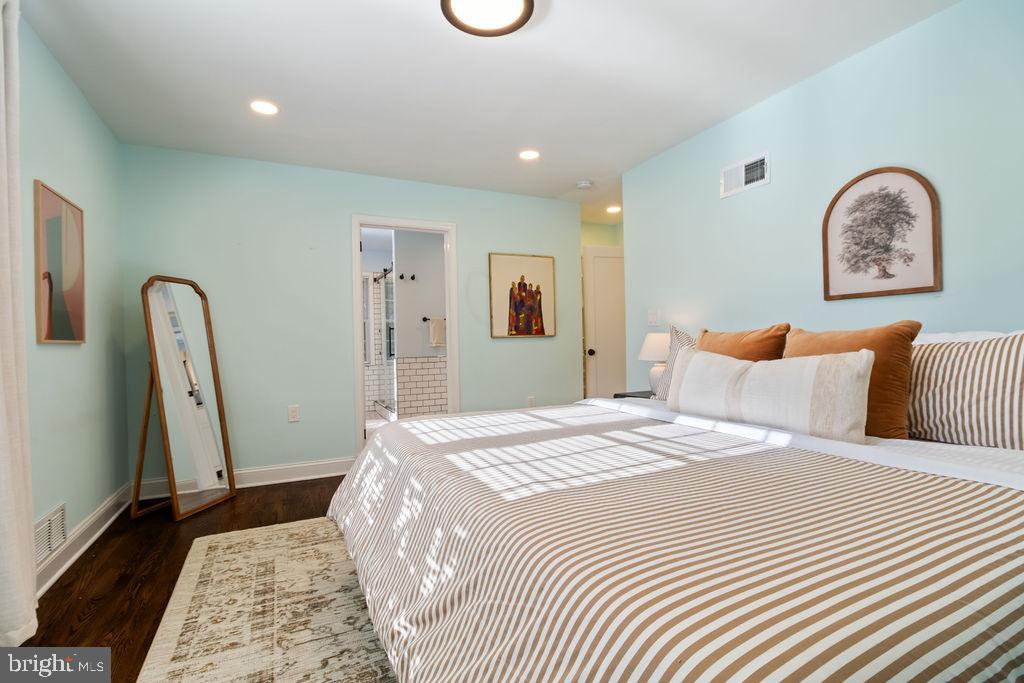 3100 North Glebe Road Arlington, VA 22207 - Photo 22 of 101 a bedroom with a bed and a chandelier