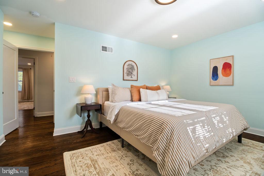 3100 North Glebe Road Arlington, VA 22207 - Photo 23 of 101 a bedroom with bed and a painting
