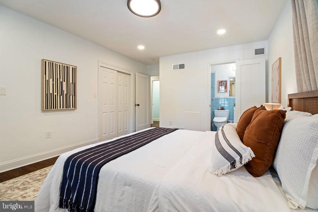 3100 North Glebe Road Arlington, VA 22207 - Photo 31 of 101 a bedroom with a bed and a painting on the wall