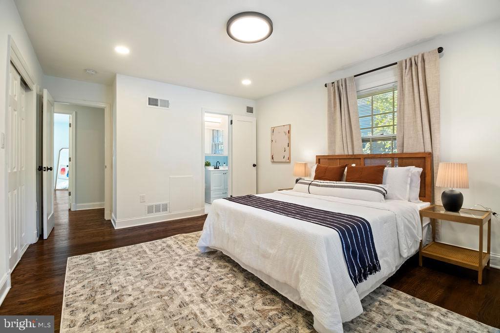 3100 North Glebe Road Arlington, VA 22207 - Photo 32 of 101 a bedroom with a large bed and a rug