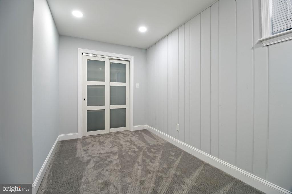 3100 North Glebe Road Arlington, VA 22207 - Photo 47 of 101 a view of an empty room with a window