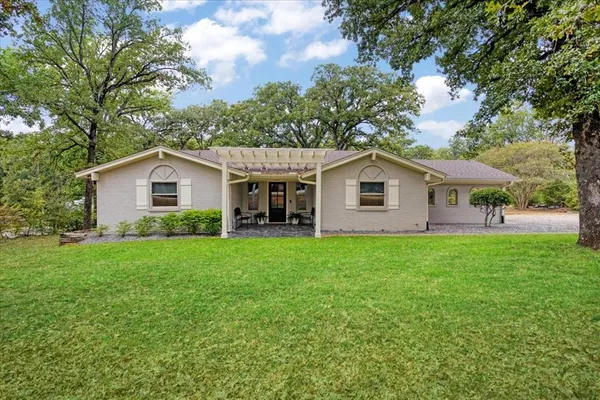 a view of a house with backyard and garden