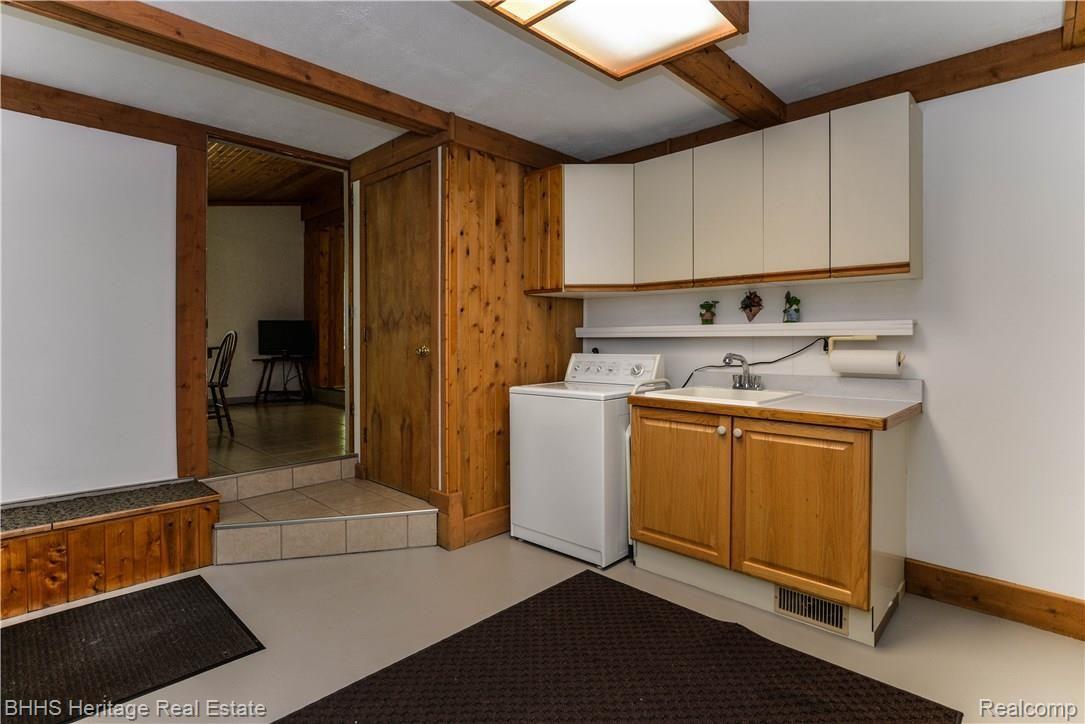 1264 North Kellogg Road Howell, MI 48843 - Photo 20 of 57 Laundry Room Sink and Storage