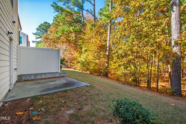 a view of back yard of the house