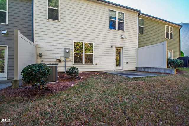 a view of a house with backyard and garden