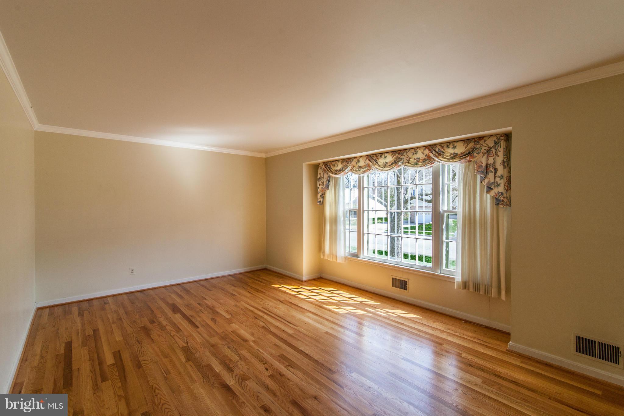 8611 Gateshead Road Alexandria, VA 22309 - Photo 3 of 24 Living Room