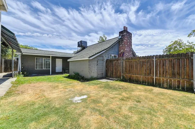 a view of a backyard