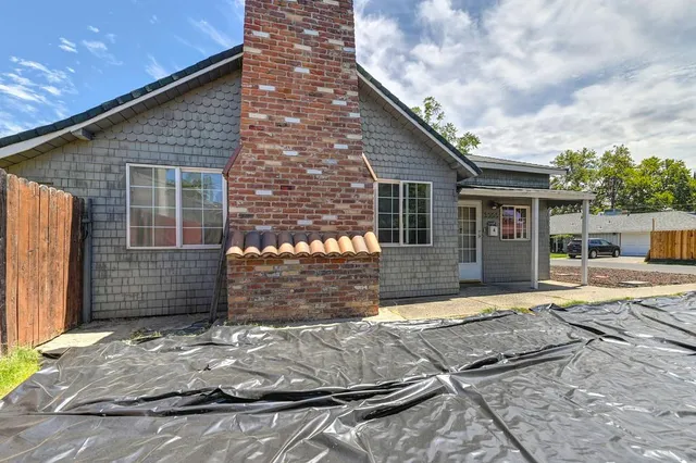 a view of a house with a yard