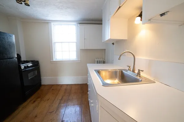 $1,695 | 31 Mugford Street, Unit 2, Marblehead, MA 01945