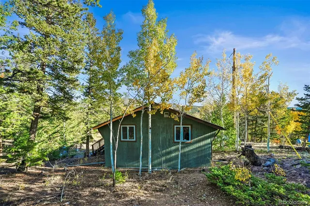 a view of a backyard