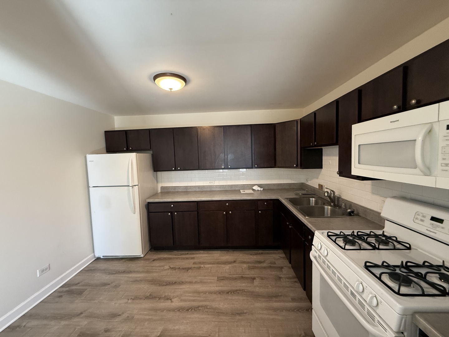 1039 College Avenue, Unit 10E Wheaton, IL 60187 - Photo 7 of 16 a kitchen with a stove and a refrigerator