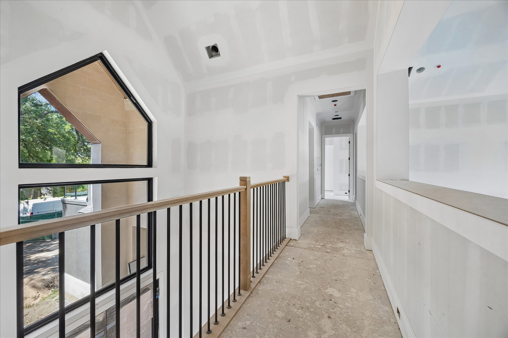 9050 Elizabeth Road Houston, TX 77055 - Photo 25 of 40 a view of a hallway with wooden floor and a bathroom