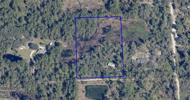 a view of a tennis court