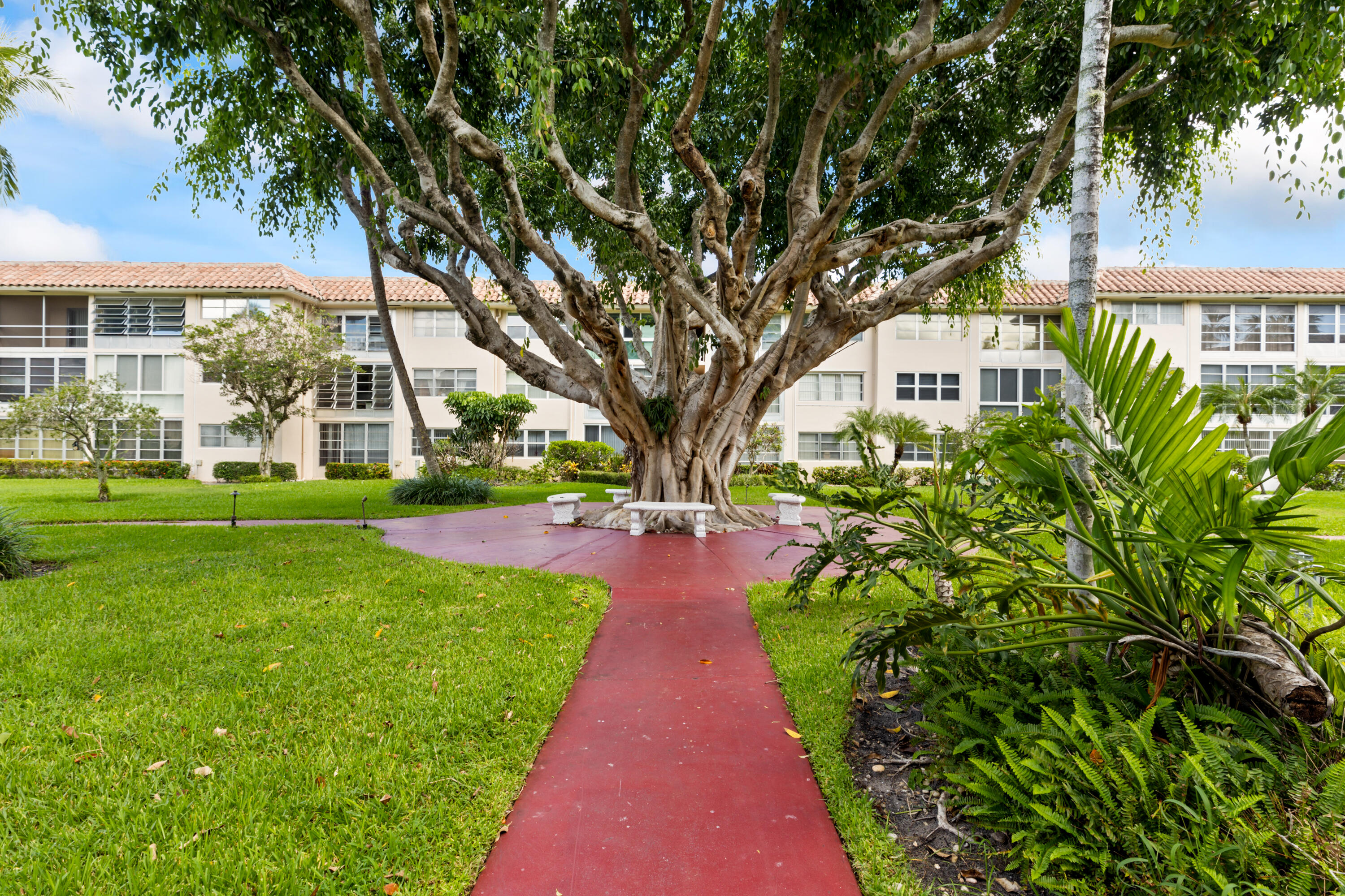 400 Northeast 20th Street, Unit B108 Boca Raton, FL 33431 - Photo 30 of 31 a view of a backyard with garden