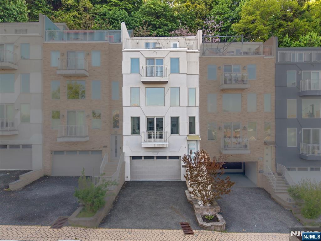 7 Oakdene Terrace, Unit 7 Edgewater, NJ 07020 - Photo 27 of 30 a view of a walk in outside space