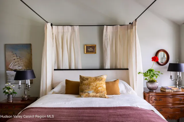 a view of a yard with an tree