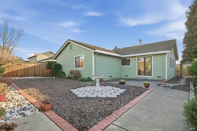 $759,000 | 542 Acadia Drive, Petaluma, CA 94954