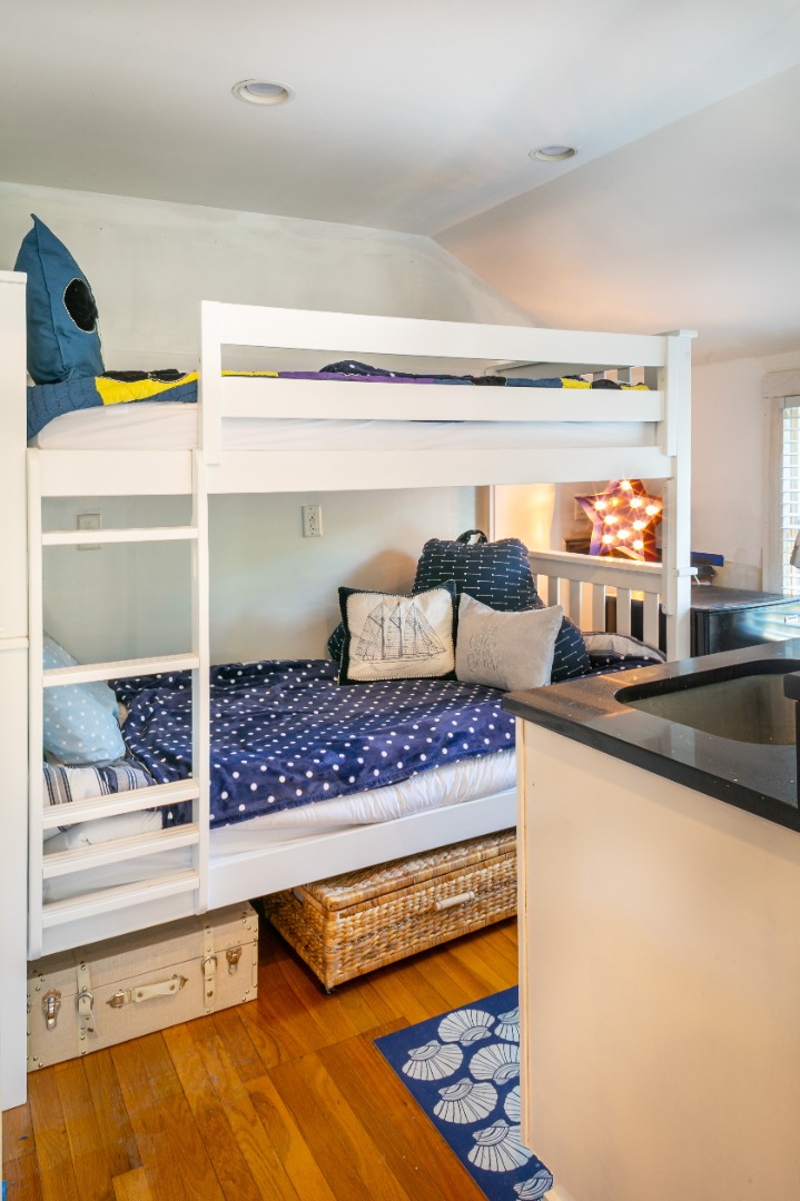 112 Spring Street Vineyard Haven, MA 02568 - Photo 7 of 25 a view of counter top