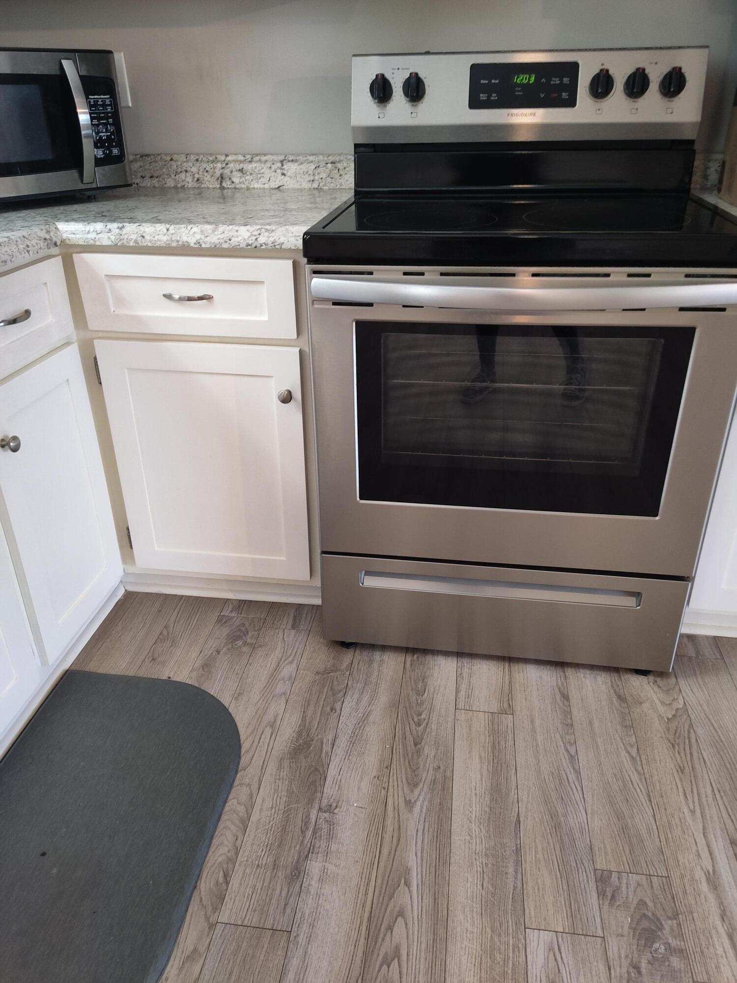 2666 Crosscreek Road Hephzibah, GA 30815 - Photo 4 of 17 Stainless steel smooth top oven