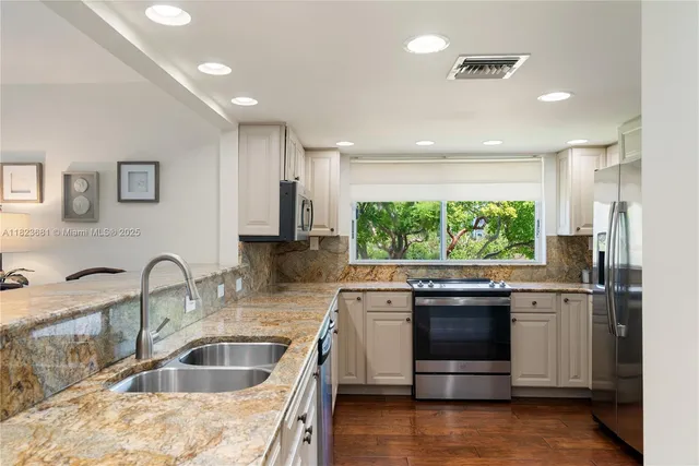 a view of an entryway with a workspace