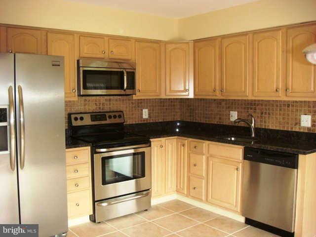8205 Langbrook Road Springfield, VA 22152 - Photo 11 of 20 Kitchen