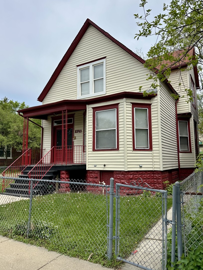a view of front of a house with a yard