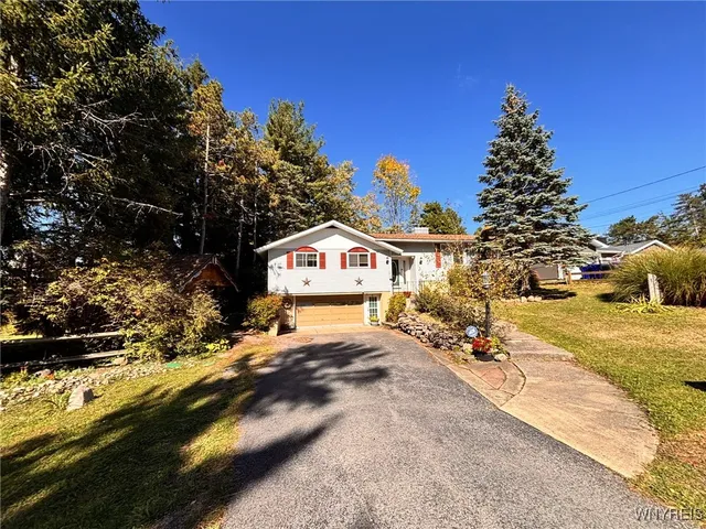 $297,500 | 1700 Southwestern Boulevard, West Seneca, NY 14224