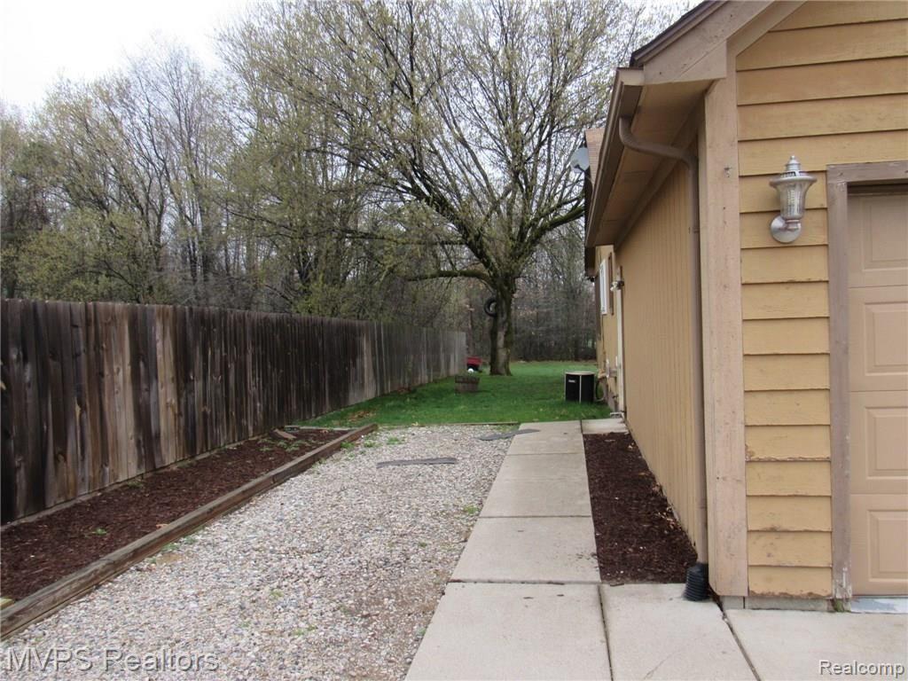 565 South Newman Road Lake Orion, MI 48362 - Photo 2 of 22 IMG_1741.JPG