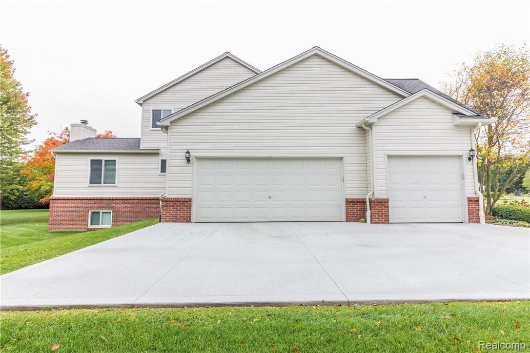916 Ridgeview Circle Lake Orion, MI 48362 - Photo 7 of 70 Additional Exteriors (4 of 5).jpg