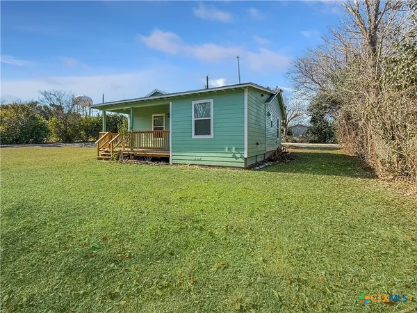 a view of a house with backyard