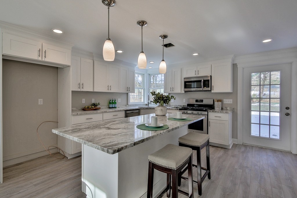 26 Fayette Road Bedford, MA 01730 - Photo 4 of 26 Gallery Image 4