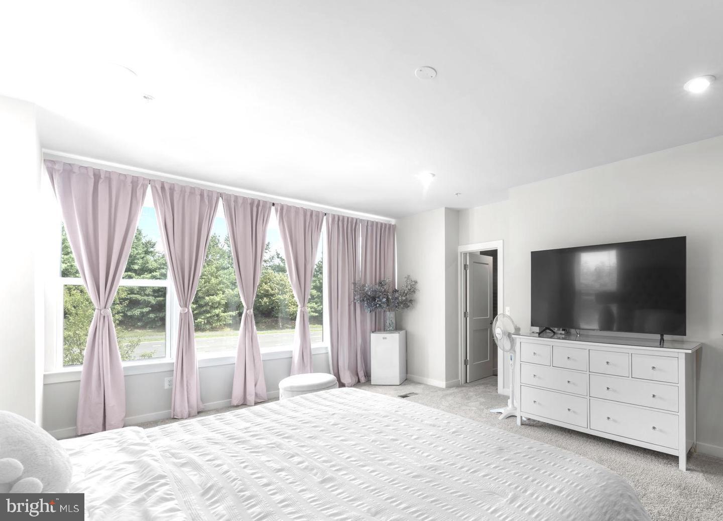 43785 Transit Square Ashburn, VA 20147 - Photo 13 of 40 a bedroom with a flat screen tv and a window