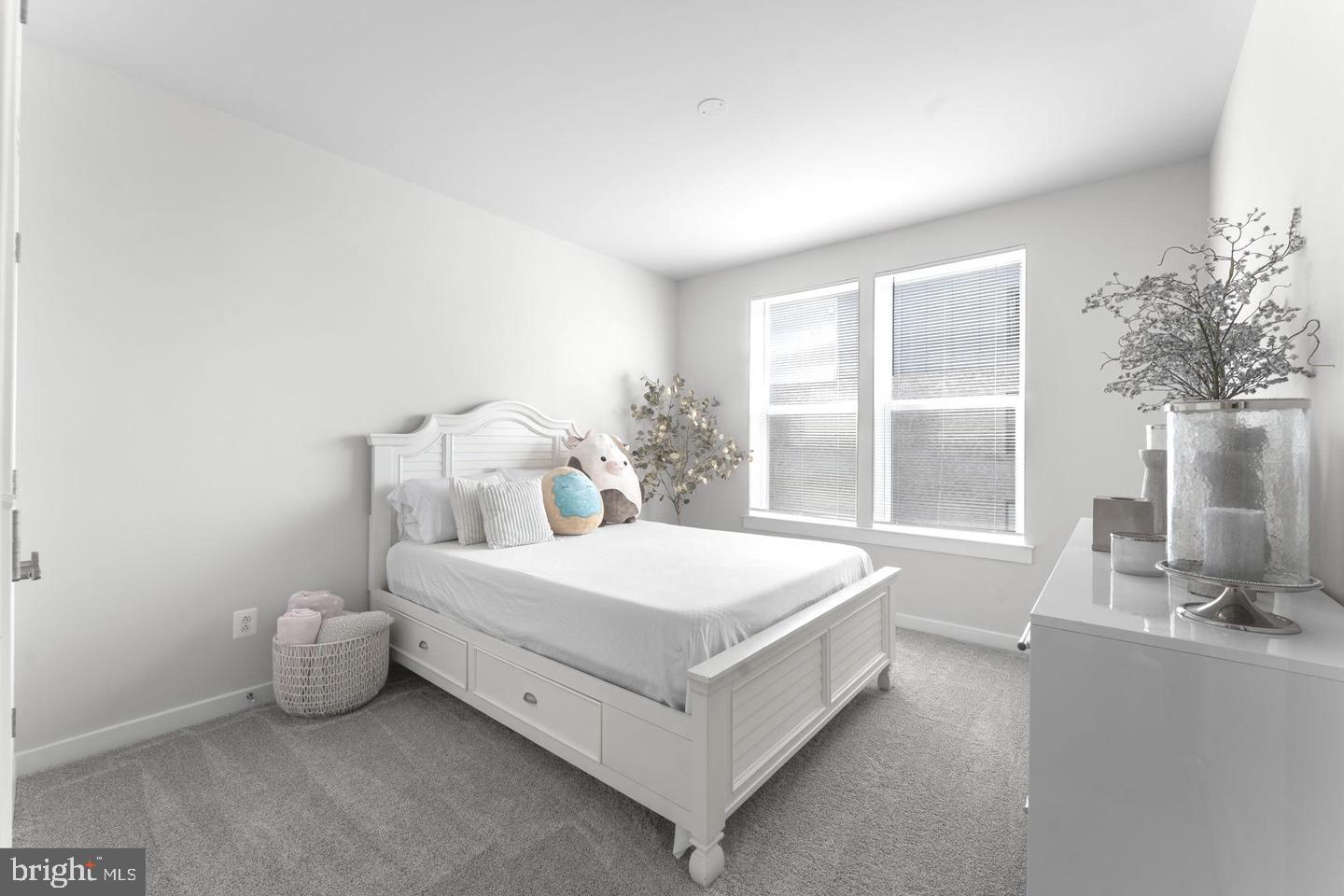 43785 Transit Square Ashburn, VA 20147 - Photo 23 of 40 a spacious bedroom with a bed and a table