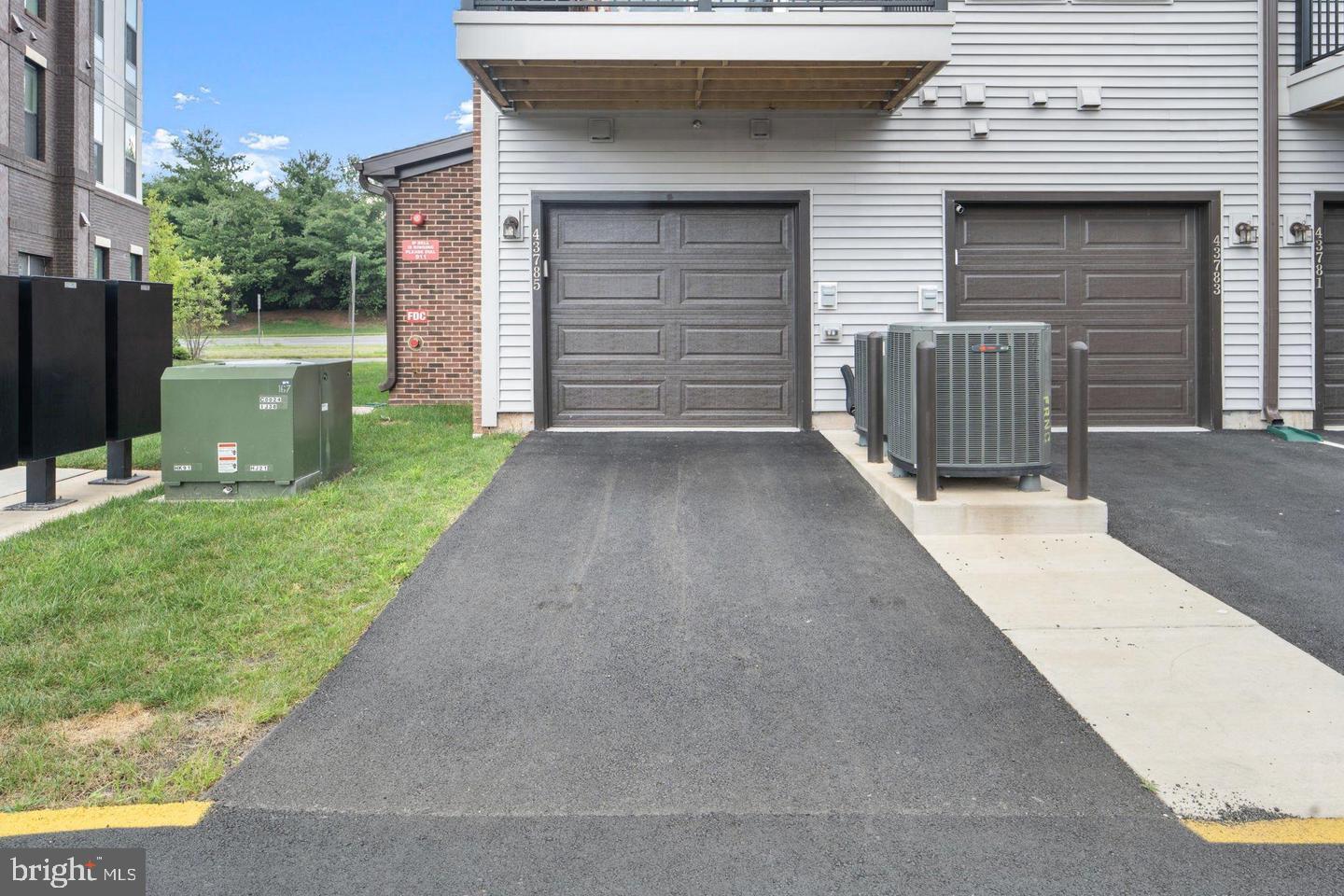 43785 Transit Square Ashburn, VA 20147 - Photo 30 of 40 a view of a back yard of the house