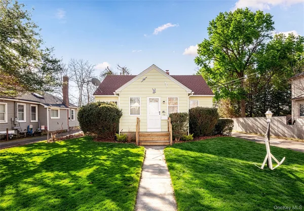 $2,900 | 250 West Avenue, Patchogue, NY 11772