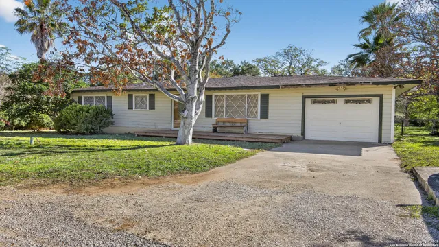 $269,000 | 1508 E Street, Floresville, TX 78114