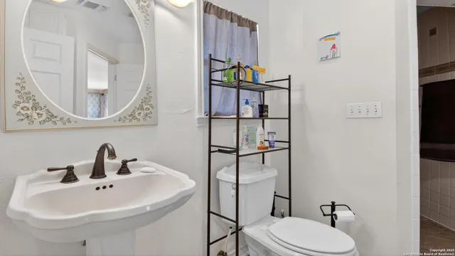 $269,000 | 1508 E Street, Floresville, TX 78114