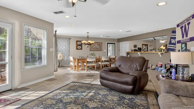 $269,000 | 1508 E Street, Floresville, TX 78114