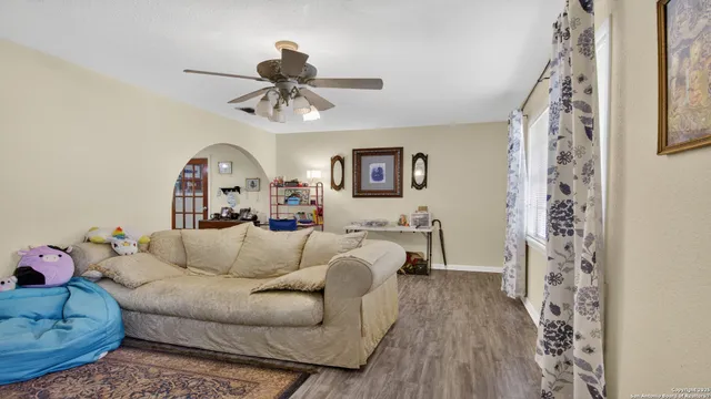 $269,000 | 1508 E Street, Floresville, TX 78114