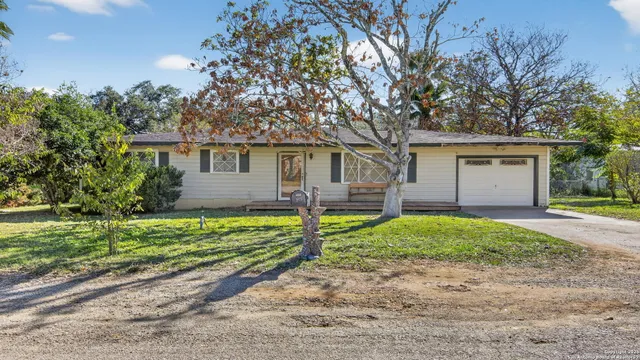 $269,000 | 1508 E Street, Floresville, TX 78114